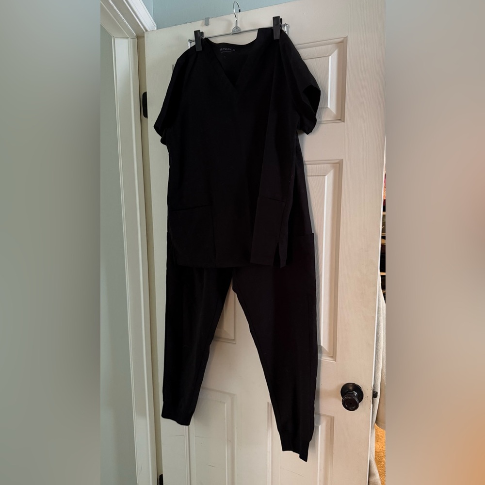 Women's Black Mandala Scrubs set - large (6 pocket top and joggers)
